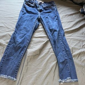 Womens Levi’s slimming Skinny size 27 jeans